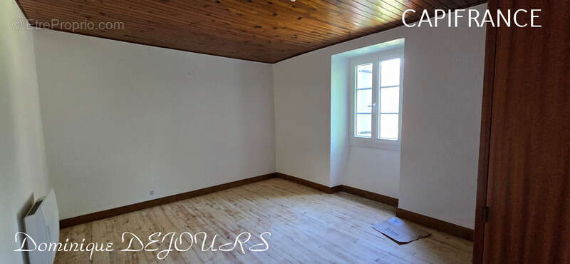 Maison à SAINT-SAUVEUR-DE-MONTAGUT