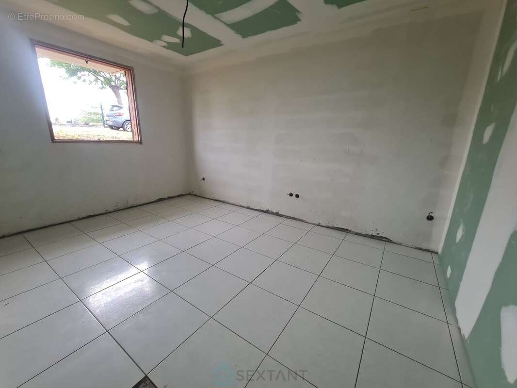 Maison inachevée de 92 m² à Le Moule sur un terrain de 900 m² - photo 7