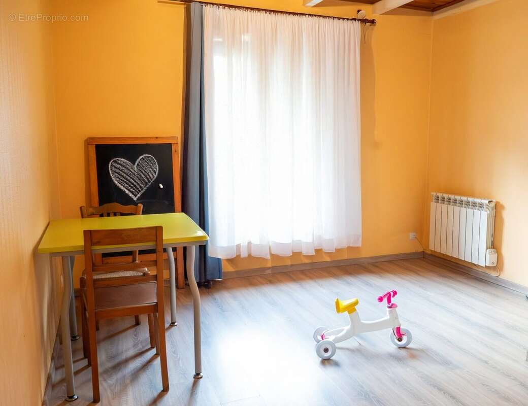 CHAMBRE 2 - RDC - Maison à LA CHAPELLE-NEUVE