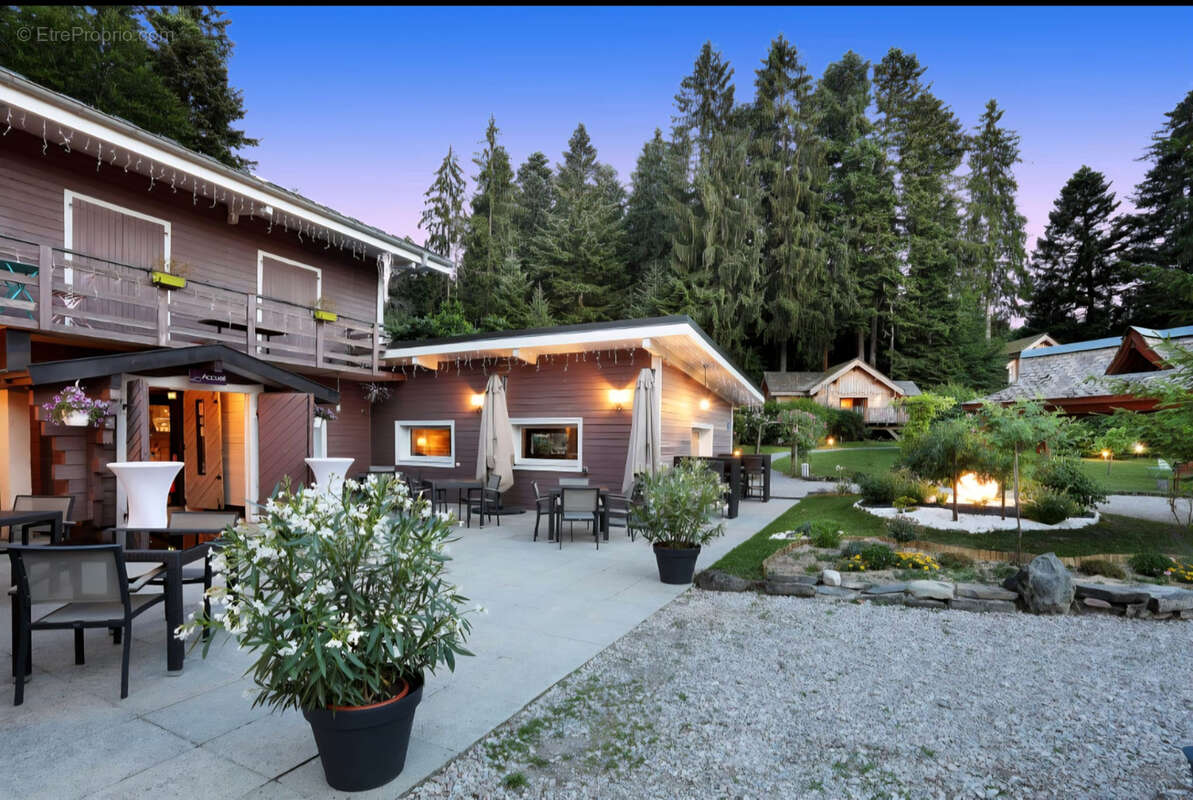 Commerce à LARRINGES