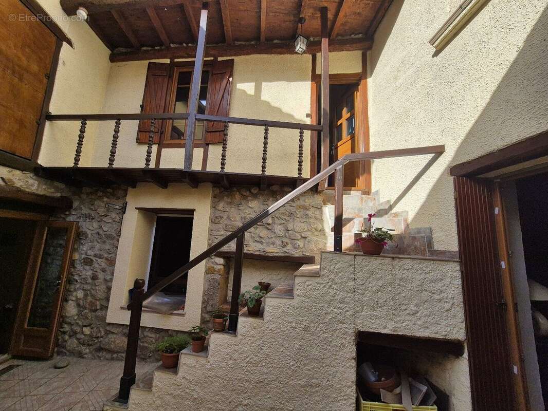 Maison T7 de 180 m² avec patio et jardin - photo 9