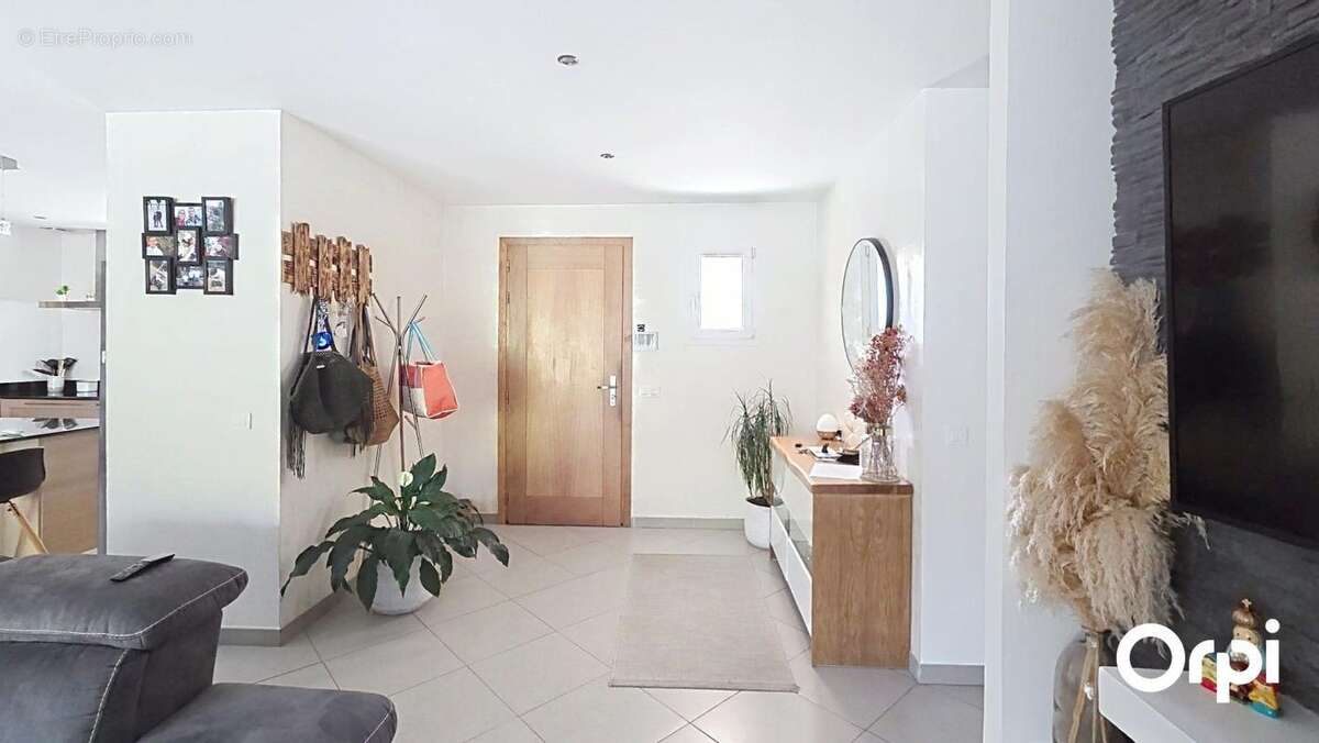 A vendre - Villa contemporaine avec piscine et appartement indépendant - photo 8
