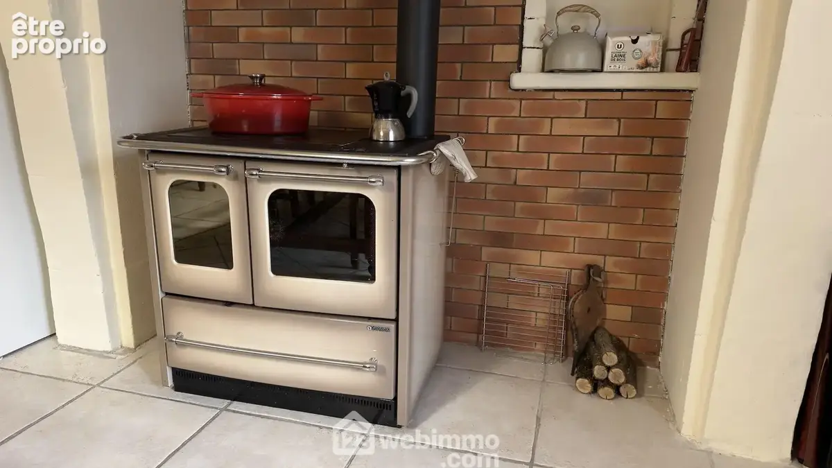 Avec une cuisinière à bois.