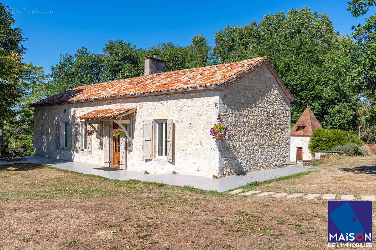 Entre Villeneuve-sur-Lot et Agen, Propriété en pierre avec gîte, piscine et pigeonnier  Dans la campagne venez découvrir cette b - photo 4