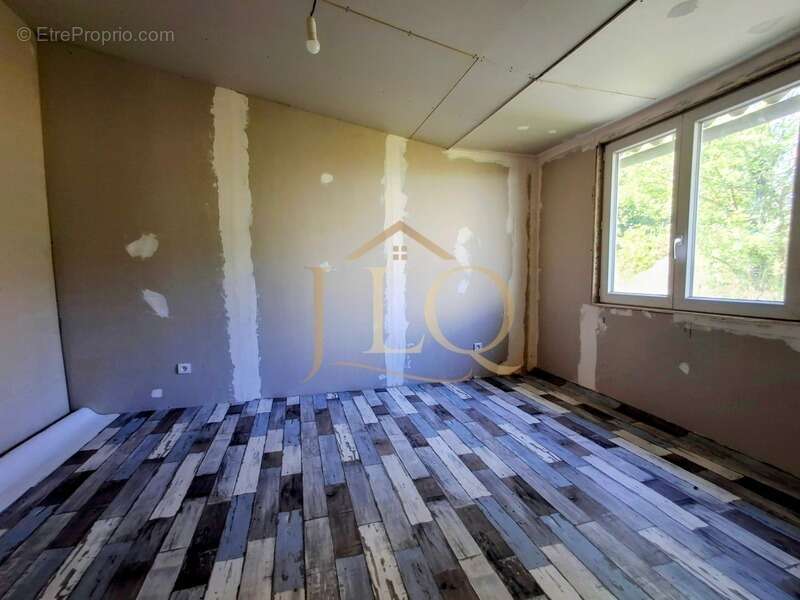 Chapitre Deux - Maison de plain pied de 91m² - 5 pièces - 3 chambres - 365m² de terrain - photo 13