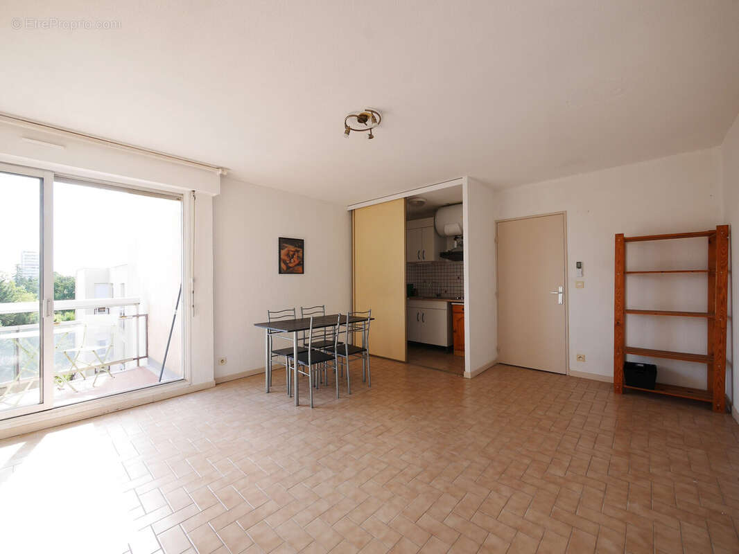 Pièce principale avec balcon - Appartement à NIMES