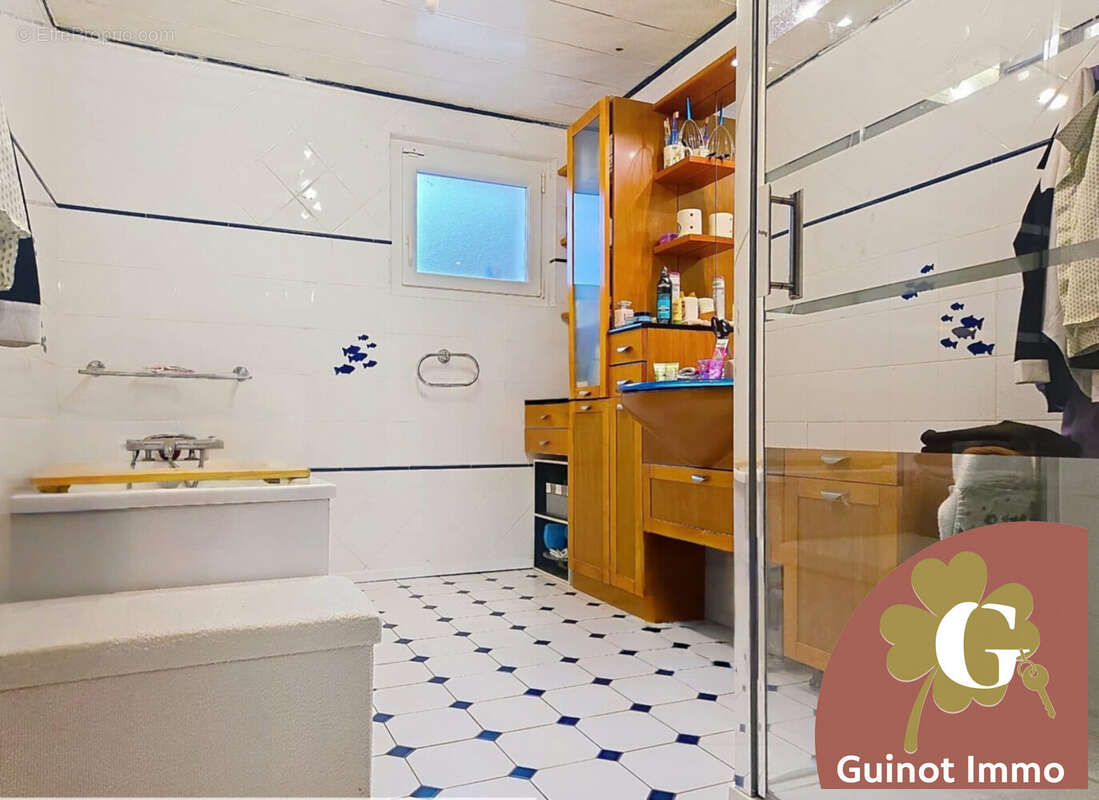 Salle de bain avec douche - Maison à LILLEBONNE