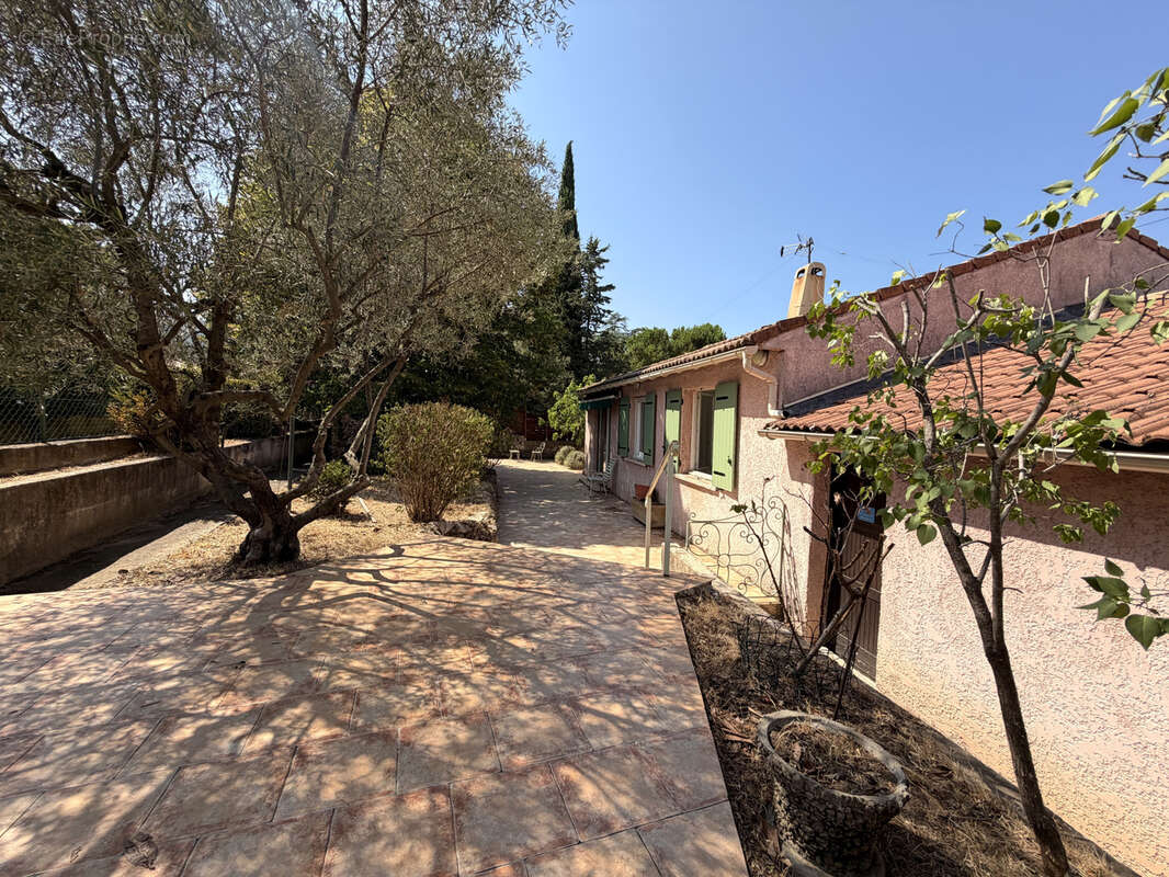 A vendre charmante villa t4 proche centre ville - 80 m2 - 544 m2 de terrain - 83470 saint maximin la sainte ba - photo 2