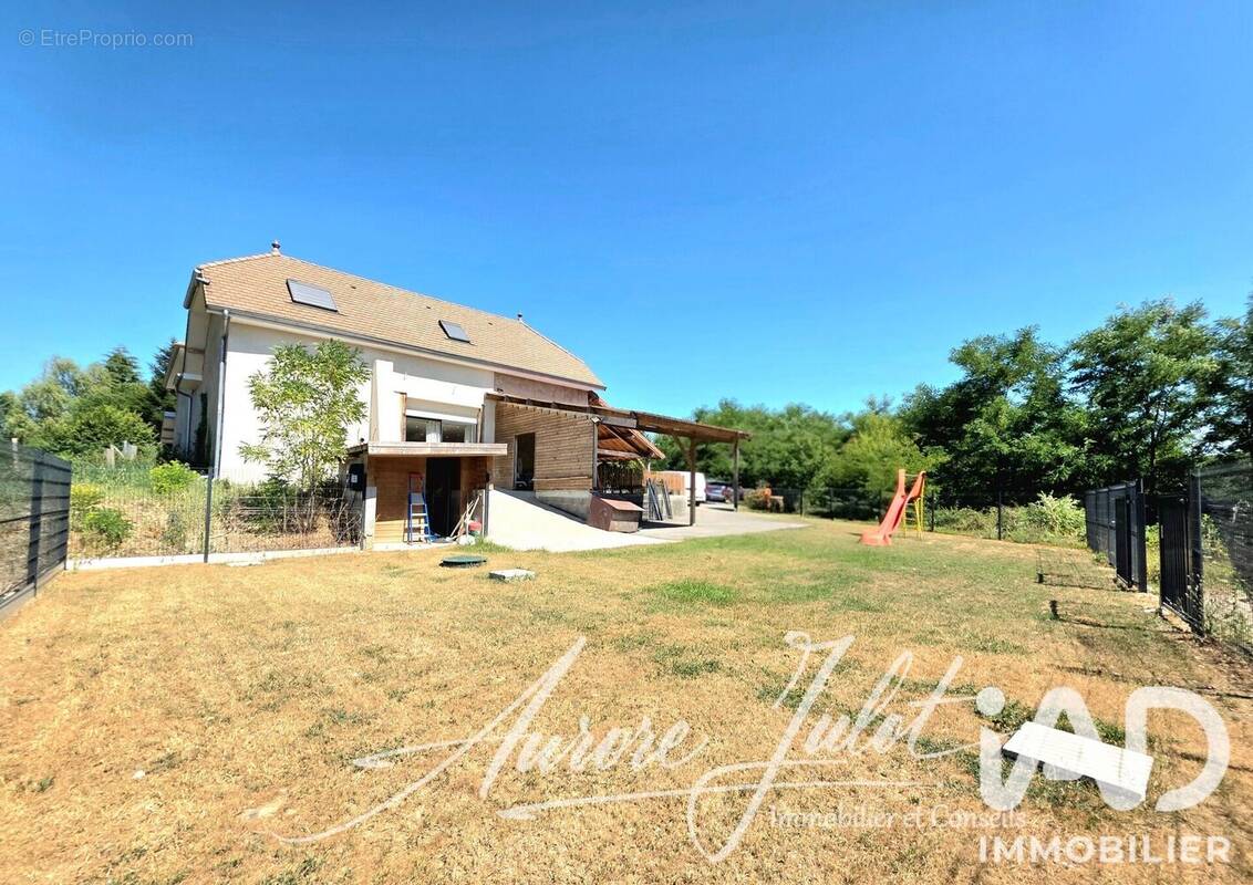 Maison 225 m² à Saint-Clair-De-La-Tour  - photo 1