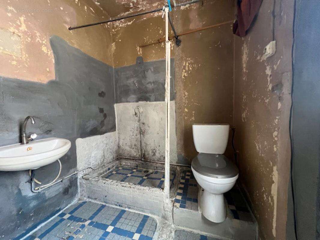 Immeuble a vendre a fort de france : local + t2 - photo 6