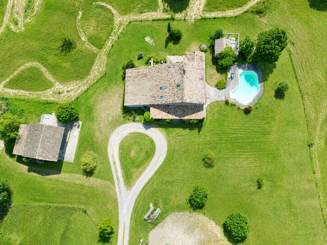 Domaine avec gîte et écuries - photo 2