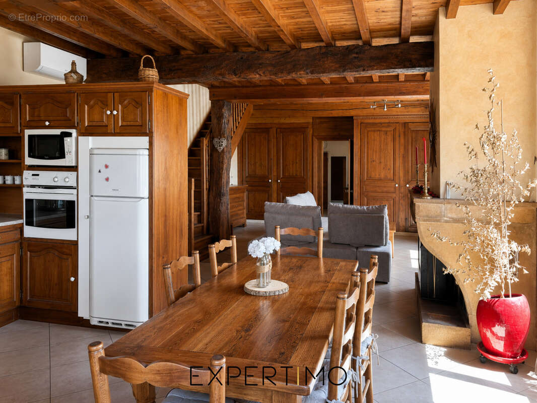 Authentique bâtisse en pierre dorée de 1845   193 m2 habitables   Dépendances   Terrain de 1 312 m2 - photo 8