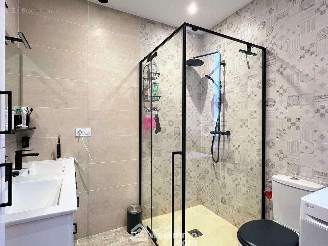 ... et une douche intégralement rénovée en 2024. - Maison à ANGERS