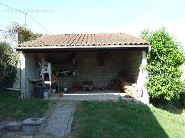 abri bois - Maison à CHALAIS