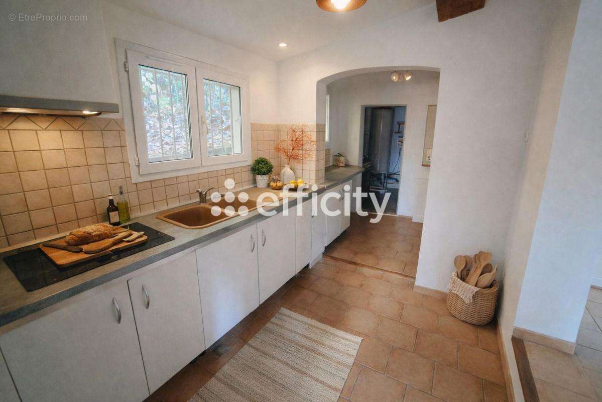 Maison 170 m² à La Roque-D'antheron  - photo 2