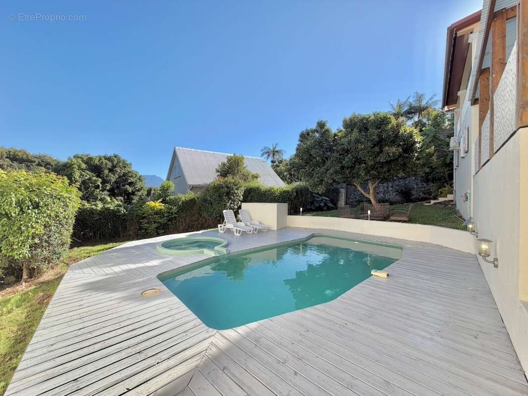 À vendre – Villa T11 d'exception avec piscine, jacuzzi et fort potentiel locatif – Mont-Vert-les-Bas (Saint-Pierre) - photo 2