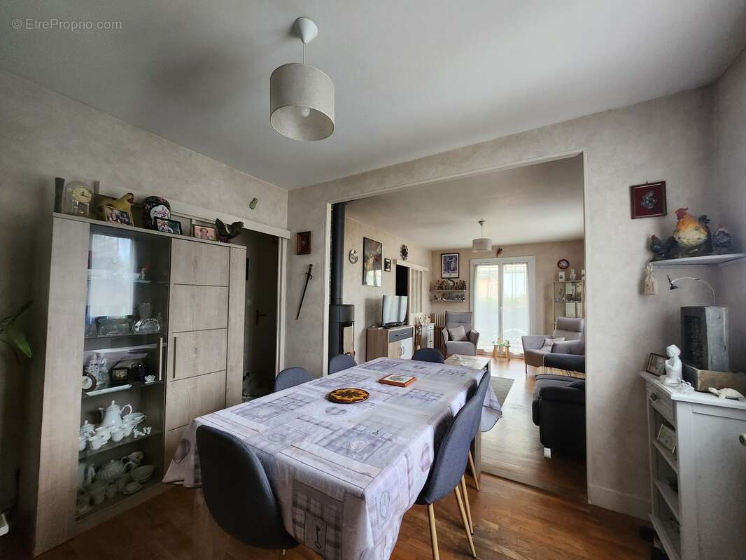 Maison à LE CHATENET-EN-DOGNON