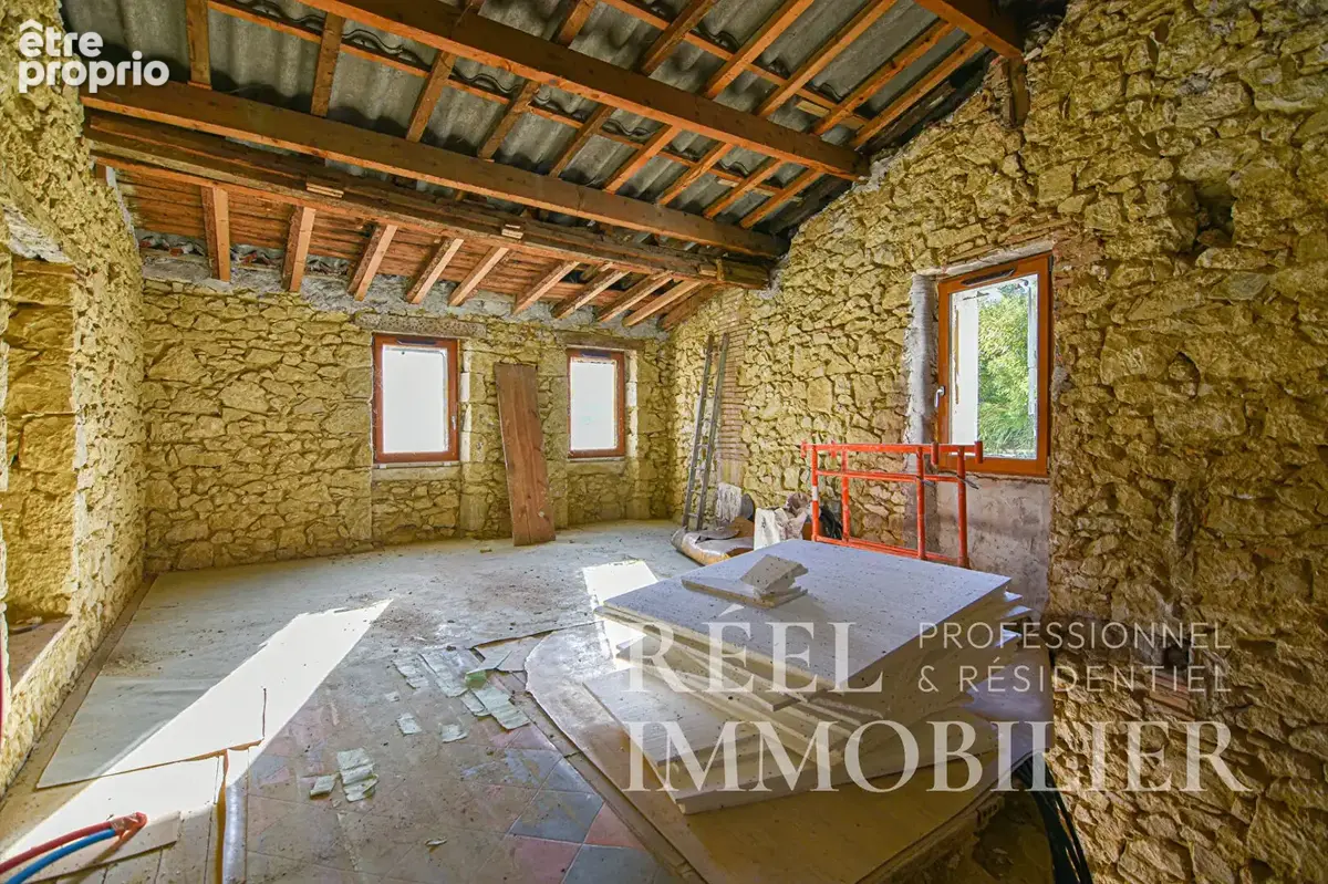 Maison de village en pierre à rénover avec cour et jardin - photo 9
