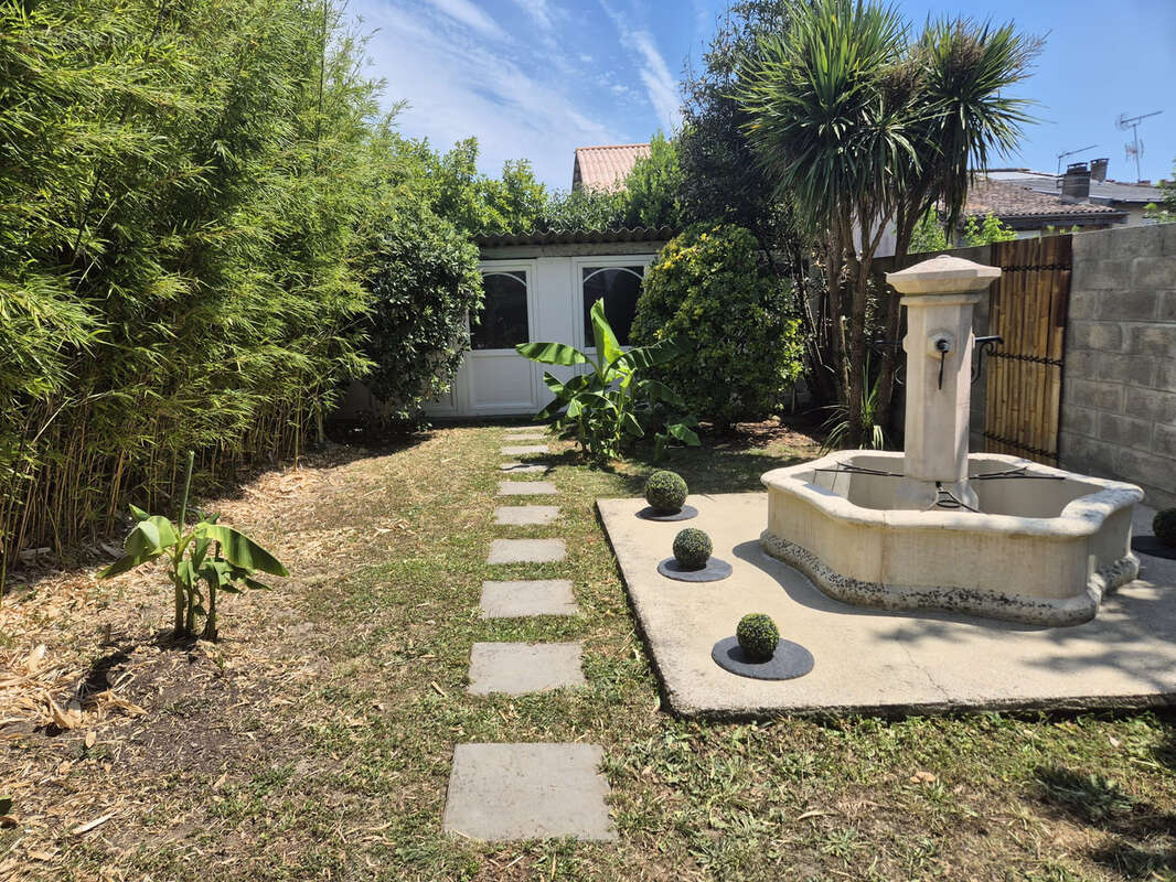 Maison de bourg de 105 m2 habitables offrant de beaux volumes et un fort potentiel, avec jardin ! - photo 3