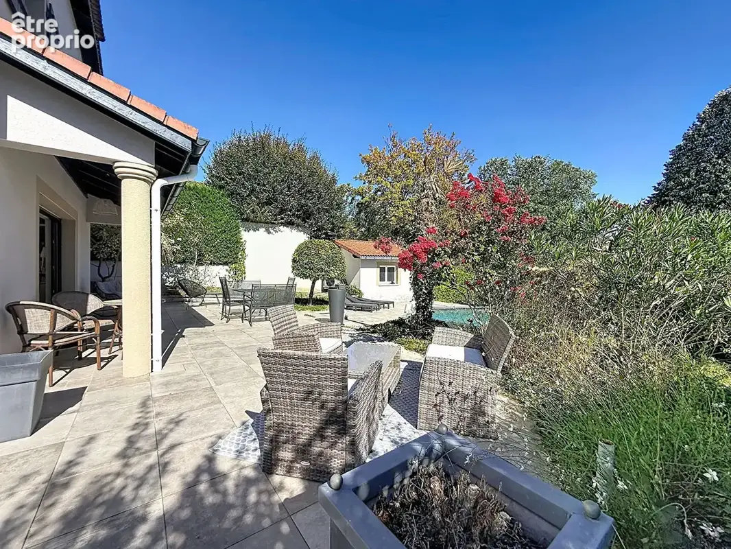 Villa de charme avec piscine, 6 chambres et 1 500 m² de terrain, dépendance! - photo 2