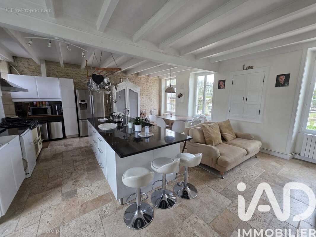 Maison 530 m² à Courcelles  - photo 7