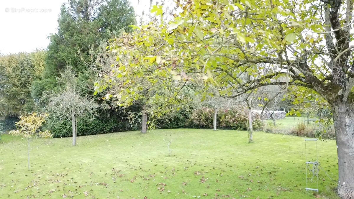 Terrain à SAINT-JEAN-DES-CHAMPS