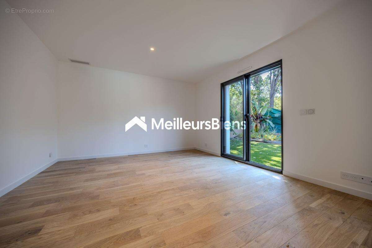 Maison à ROQUEBRUNE-SUR-ARGENS
