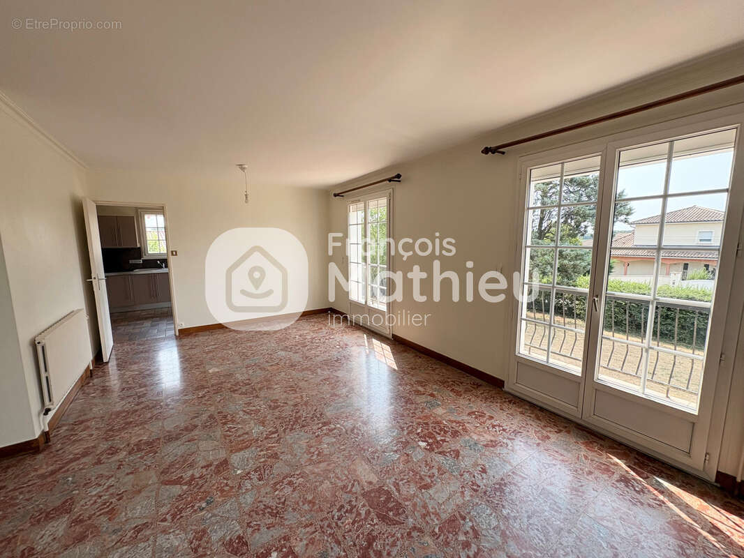 Ambérieux en Dombes : maison sus sous-sol 143m2 hab - 5 pièces + grand garage - 1 304m2 de terrain - photo 5