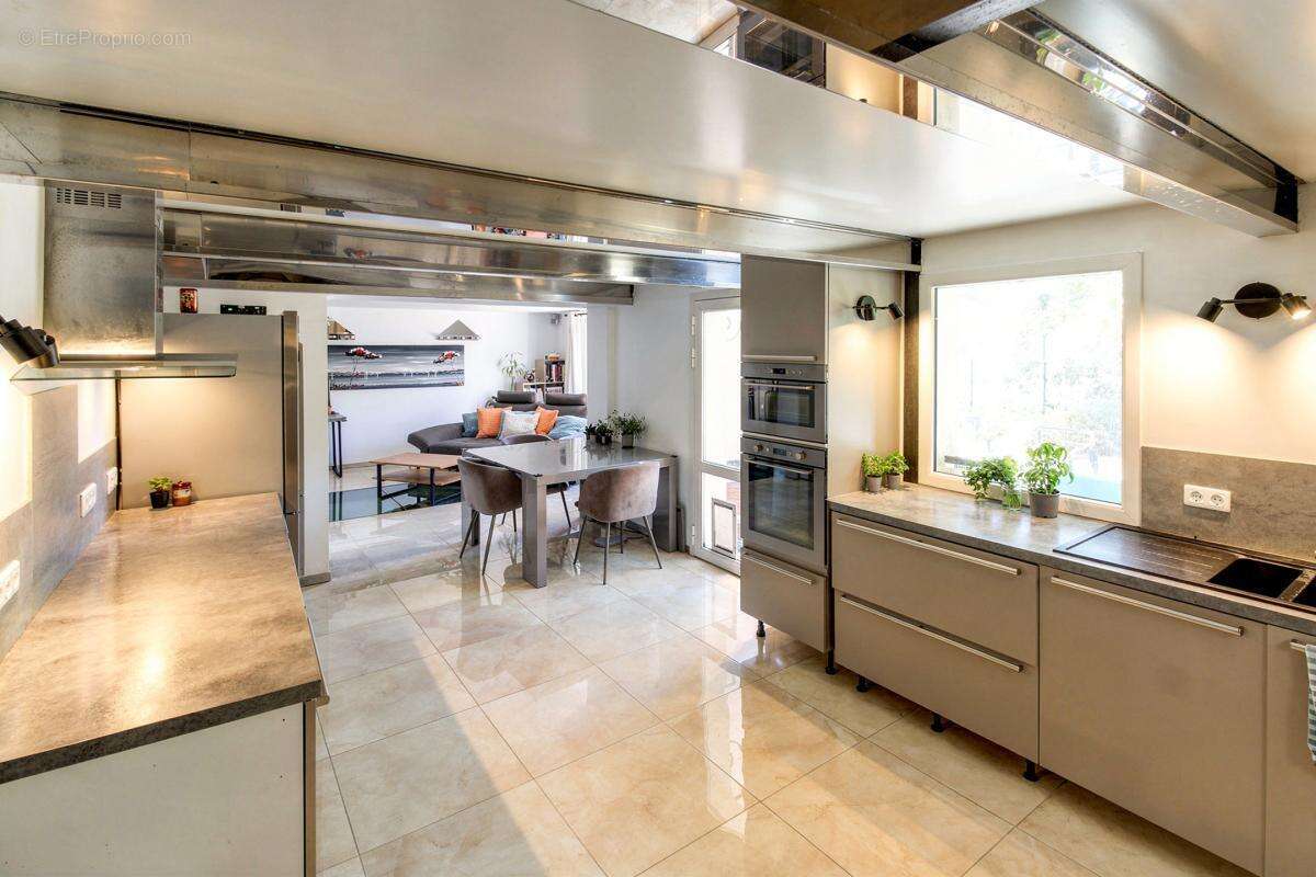 Maison de caractère de 175 m² avec appartement indépendant, jardin, jacuzzi et garage – carros village - photo 21