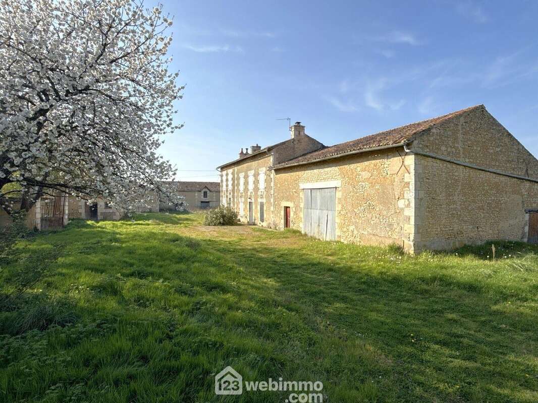 Composé d'une maison principale avec grange attenante,