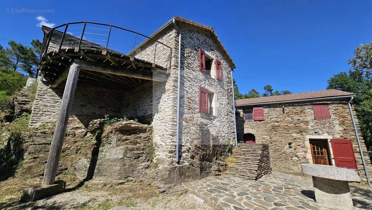 Maison à LE COLLET-DE-DEZE