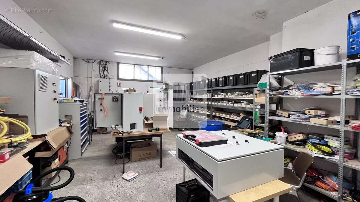 Commerce à LAUDUN-L&#039;ARDOISE