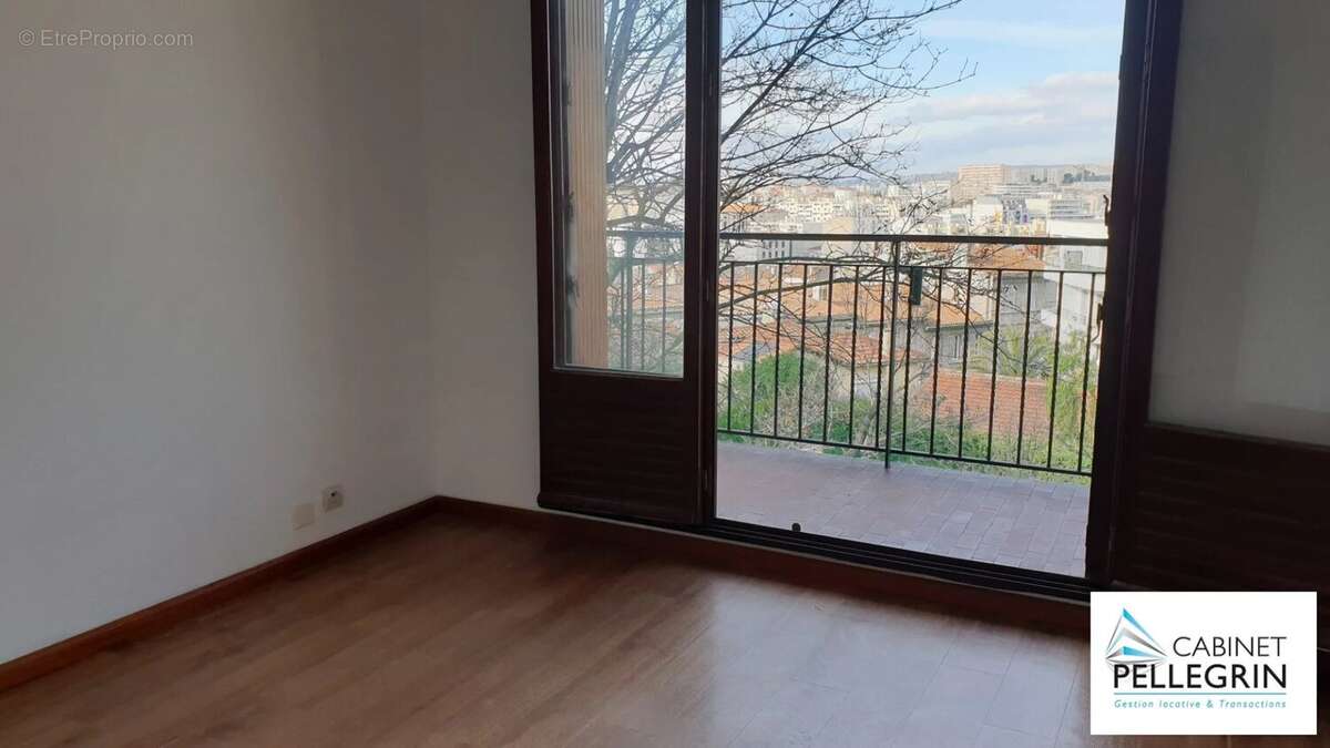 Appartement à MARSEILLE-4E