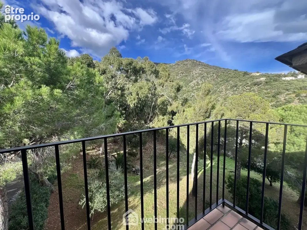 Un balcon attenant à la cuisine proposant une vue montagne
