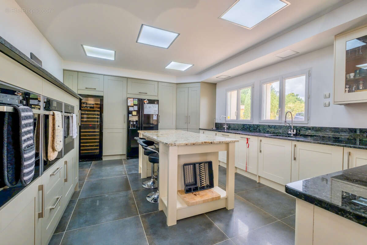 Maison de prestige d'environ 423m2 avec vue panoramique, piscine, gîte indépendant de 80m2 et prestations haut de gamme dans le  - photo 9