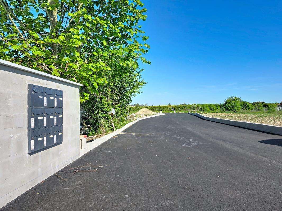 Terrain - Viabilisé - 700m² - photo 3