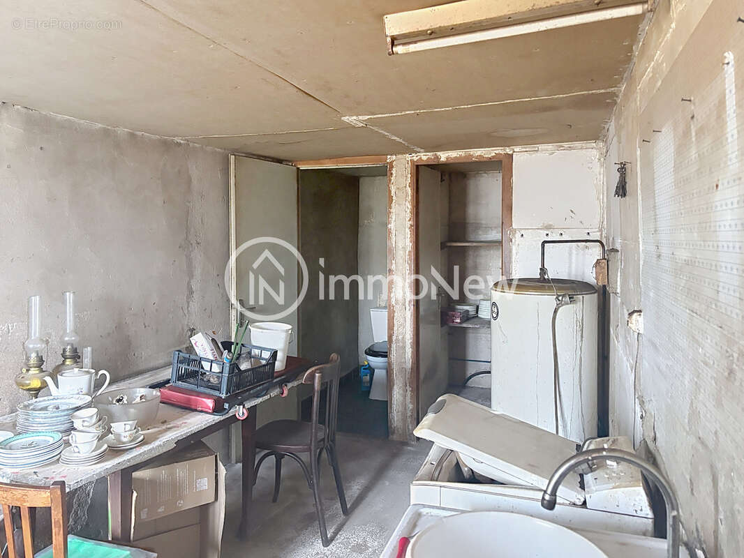 Maison en pierre a renover 100 m2 avec un terrain de 1400 m2 environ et dependances - photo 9