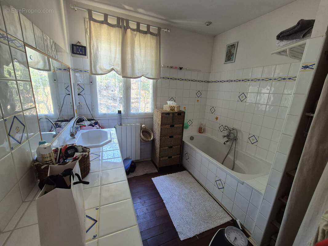 Maison à LE REVEST-LES-EAUX