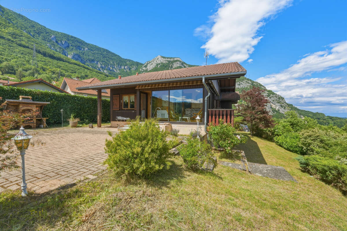 Maison à COLLONGES