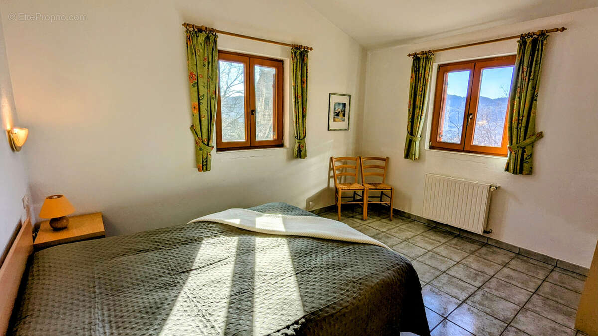 À Tourrettes-sur-Loup   Maison composée de 3 appartements + studio, piscine et vaste sous-sol - photo 24