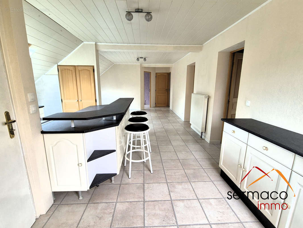 Etage : pièce de vie 36 m2 avec cuisine équipée - Maison à SARREGUEMINES