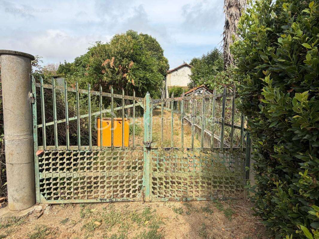 Maison mitoyenne de caractère avec un beau terrain et un garage - photo 5