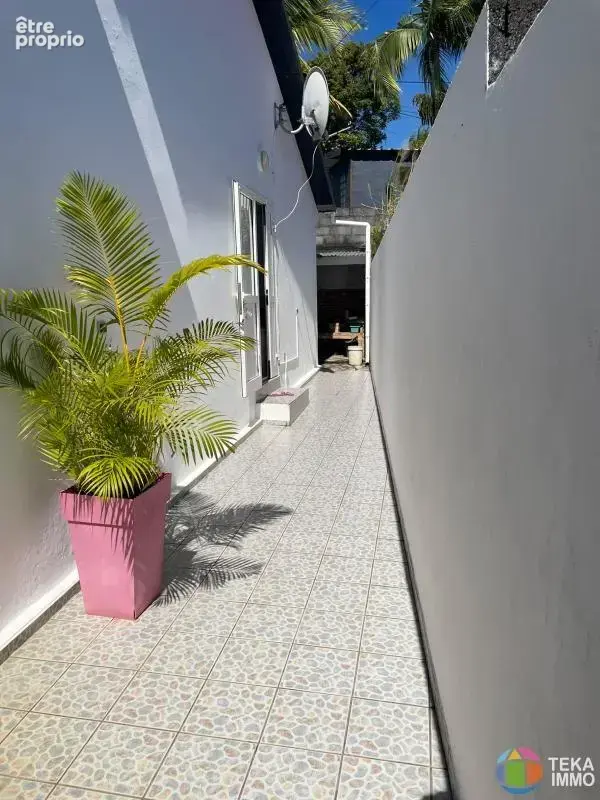 FABIEN TEKA IMMO vous propose à la vente une maison F4 mitoyenne située à Sainte Marie dans le quartier de Beaumont, ile de la R - photo 2
