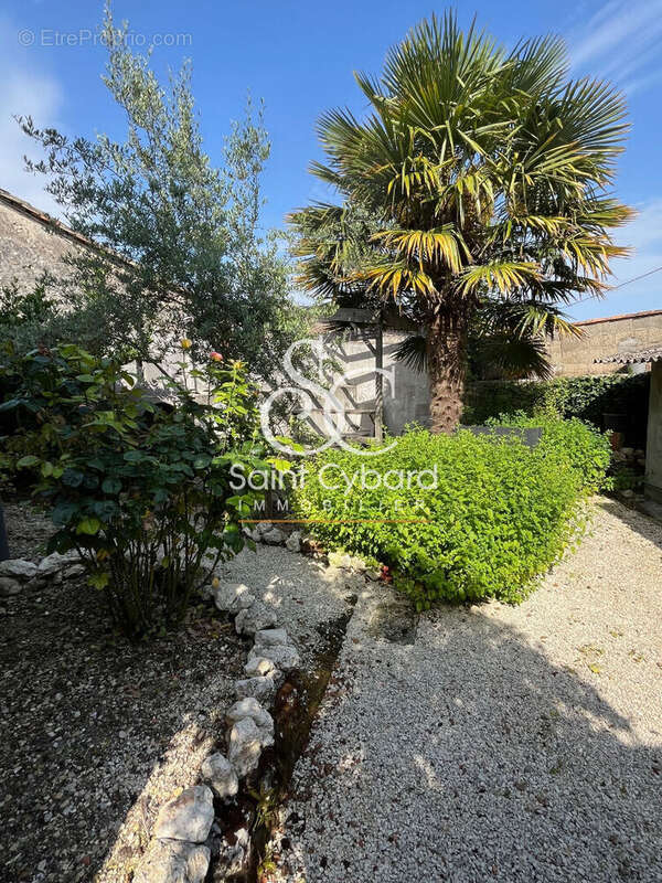 Maison à ROULLET-SAINT-ESTEPHE