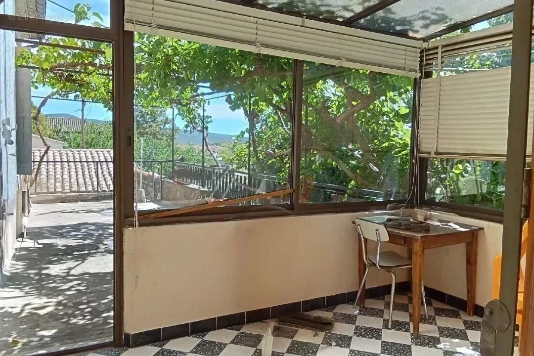 Grande maison de village avec cour et garage. - photo 8