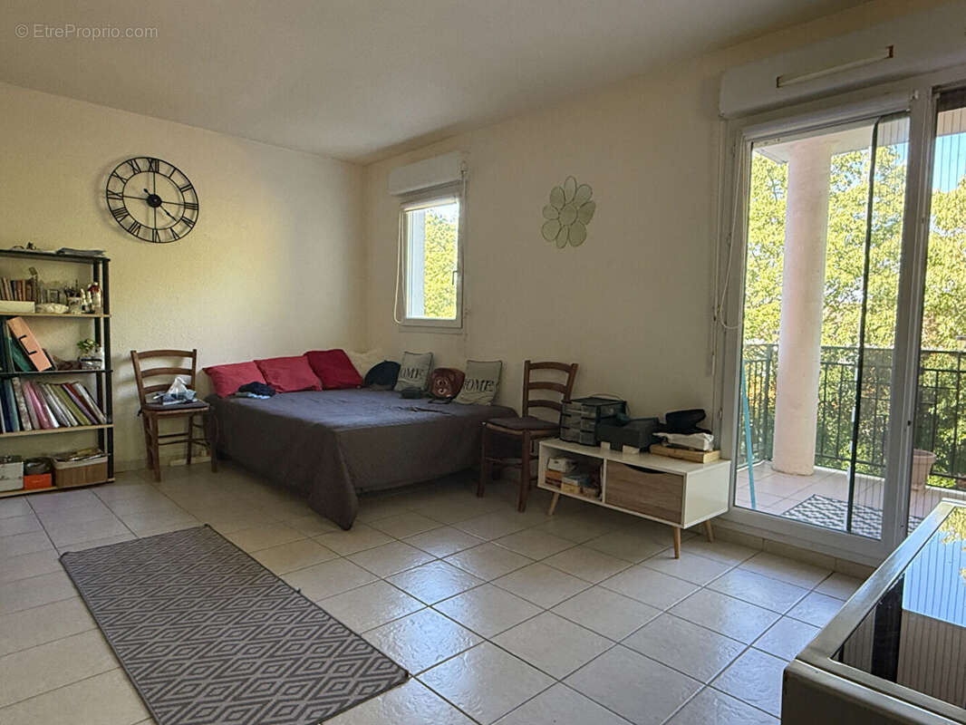 Appartement à LA ROQUE-D'ANTHERON
