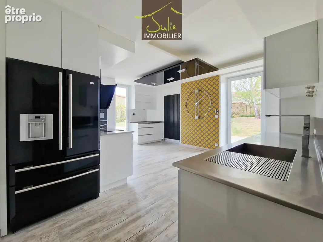 Demeure d'exception en plein coeur de bressuire - 304m2 habitables avec jardin et garages - photo 5