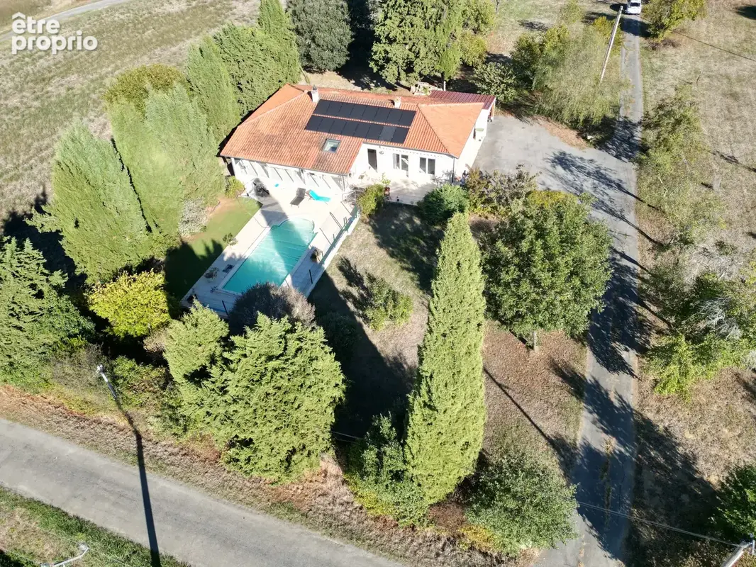 Plain-pied  avec piscine sur plus de 9 000 m2 de terrain - photo 2