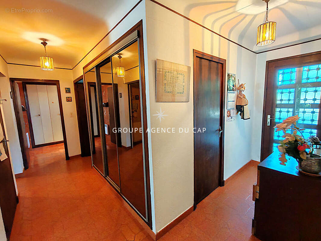 A vendre villa 6 pieces 4 chambres solarium avec apercu mer piscine a proximite du centre ville de saint aygulf - photo 9