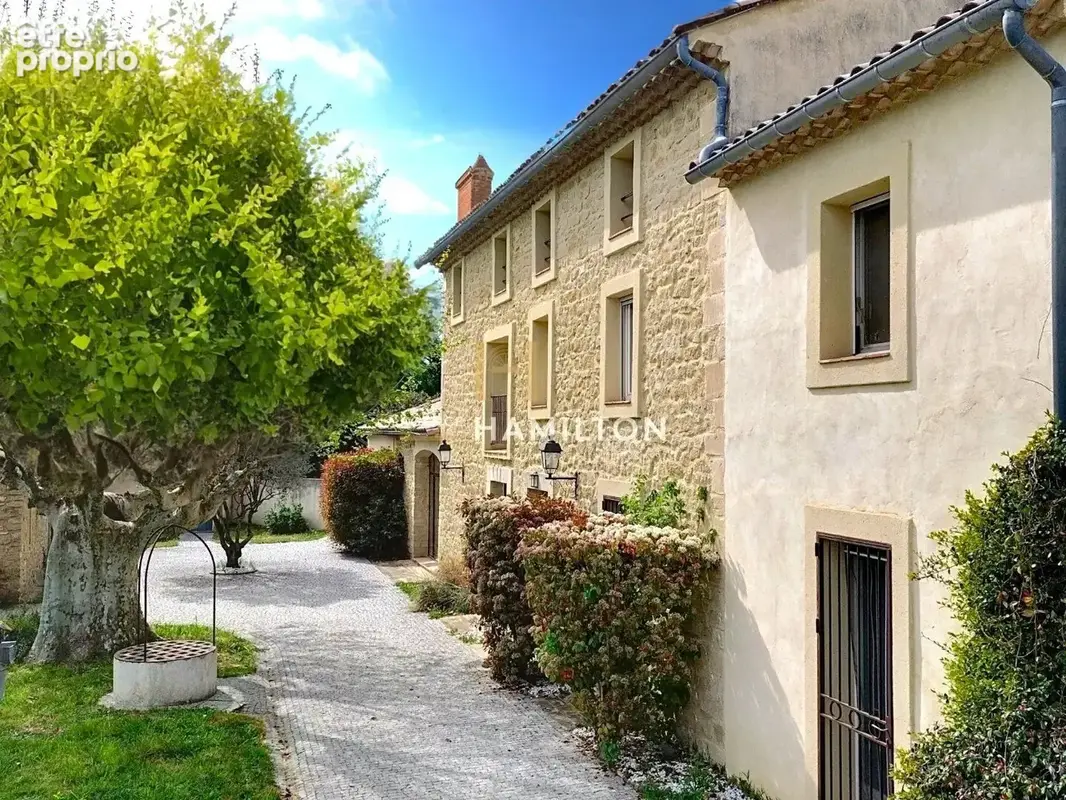 Authentique mas provençal en pierre avec dépendences, 2ha de terrain et piscine - photo 2